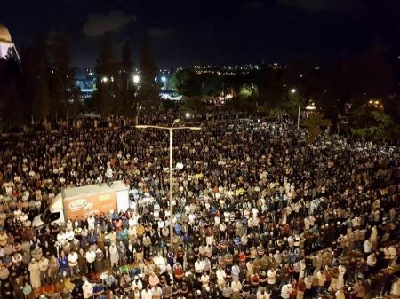 الآلاف توافدوا الى المسجد الاقصى لاحياء ليلة القدر